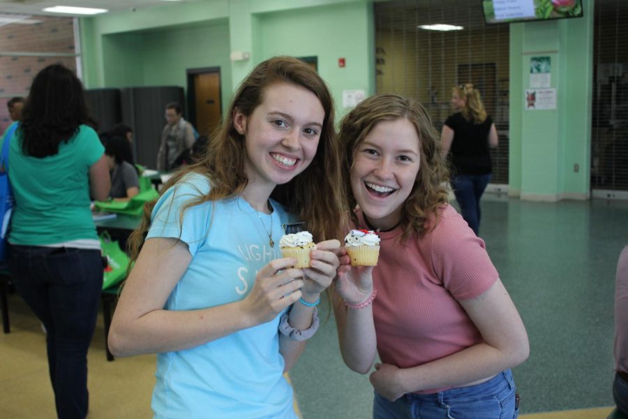 Seniors+Rebekah+Martin+and+Alyssa+Robinson+sharing+some+tasty+cupcakes