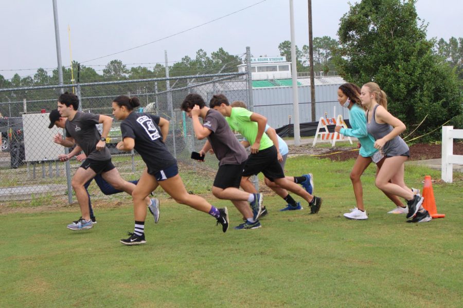 All Cross Country members taking off as they start their run. 