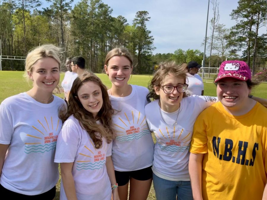 Hailee Mose, Sarah Atkinson, Savannah Reed, Mia Pittarelli, and a North Brunswick student gathered together for a photo. 